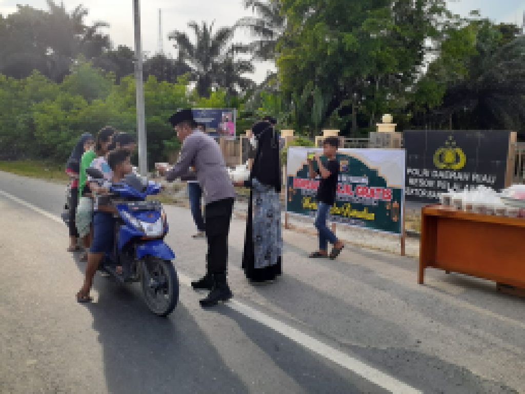 Kapolsek BDR Sekijang Berbagi Takjil Gratis Di Bulan Suci Ramadhan